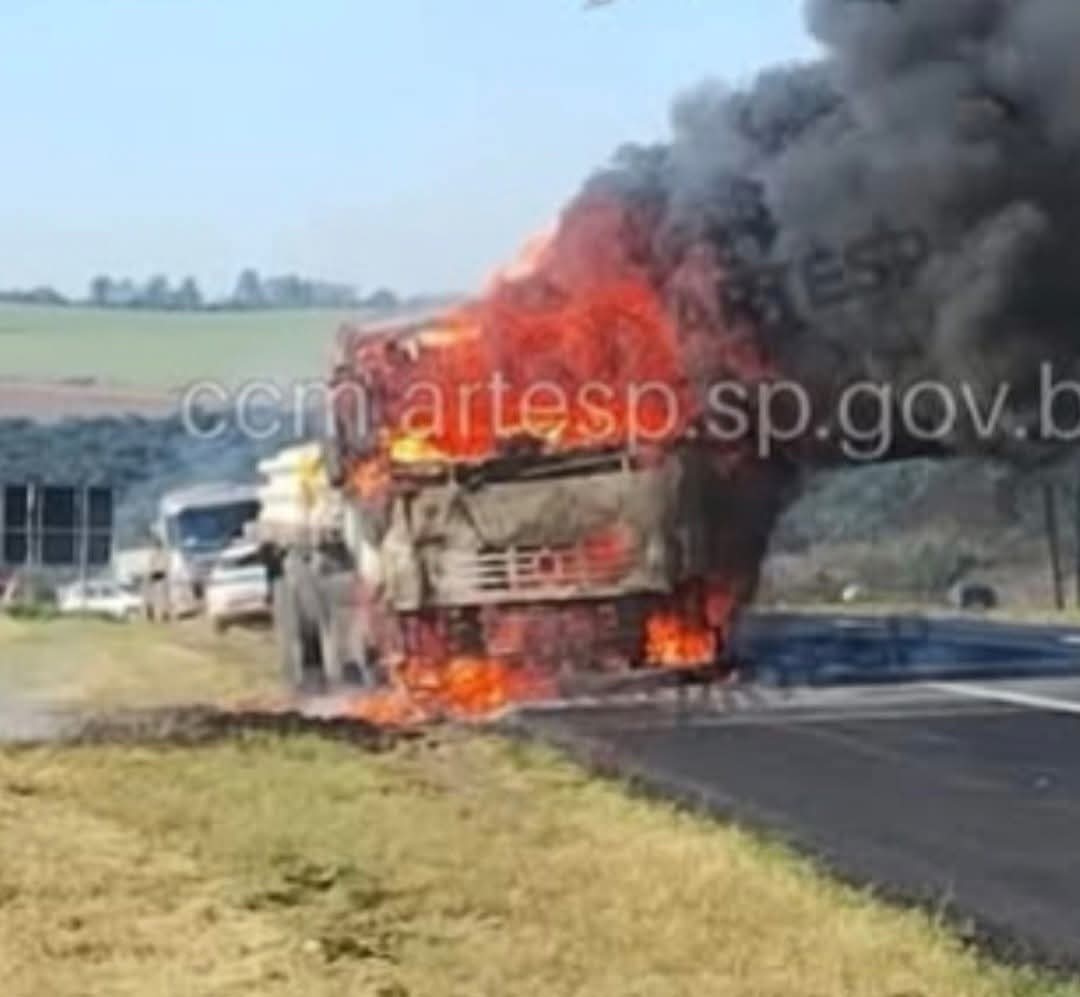 🚨 Carreta pega fogo na Washington Luís e provoca congestionamento de 4 km próximo a Itirapina