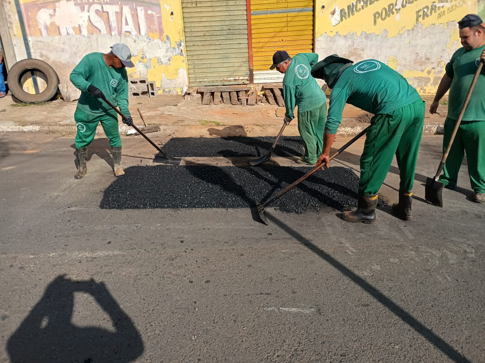 🚨 Prefeitura de Ibaté intensifica recuperação das vias e amplia operação tapa-buracos em diversos bairros