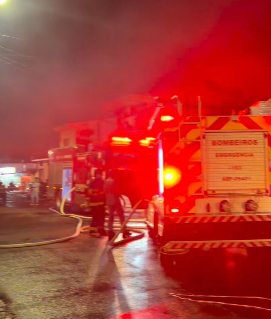 🚨 Incêndio atinge loja de artigos para festas no Santa Felícia e mobiliza Corpo de Bombeiros