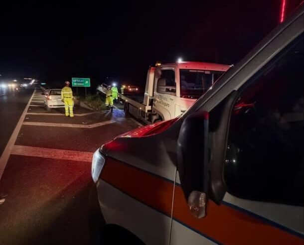 🚨 Motorista perde controle e bate em barreira de concreto na SP-318, em São Carlos