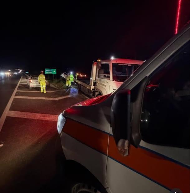 🚨 Motorista perde controle e bate em barreira de concreto na SP-318, em São Carlos