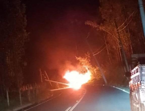 🚨 Motorista morre carbonizado após carro colidir contra poste e pegar fogo em Itirapina