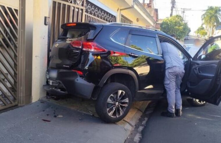 🚨 Idoso de 88 anos perde controle de carro automático e colide contra portão de residência no Jardim Pacaembu