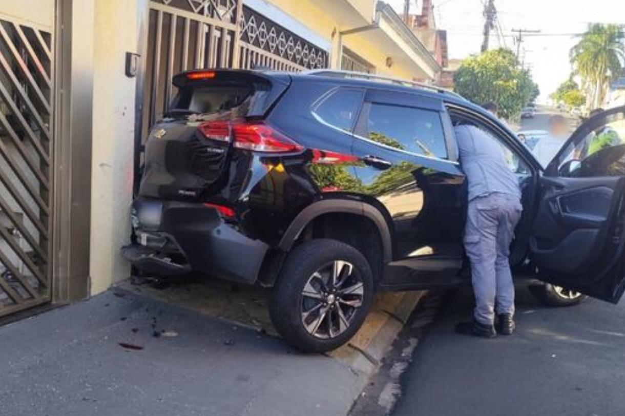 🚨 Idoso de 88 anos perde controle de carro automático e colide contra portão de residência no Jardim Pacaembu