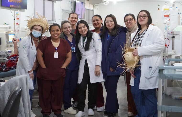 📌A tradicional Festa Junina do Serviço de Nefrologia da Santa Casa de São Carlos levou alegria, acolhimento e momentos de descontração aos pacientes em tratamento de hemodiálise. Com bingo, comidas típicas e música ao vivo, a celebração transformou a rotina hospitalar em um ambiente de festa e emoção.
