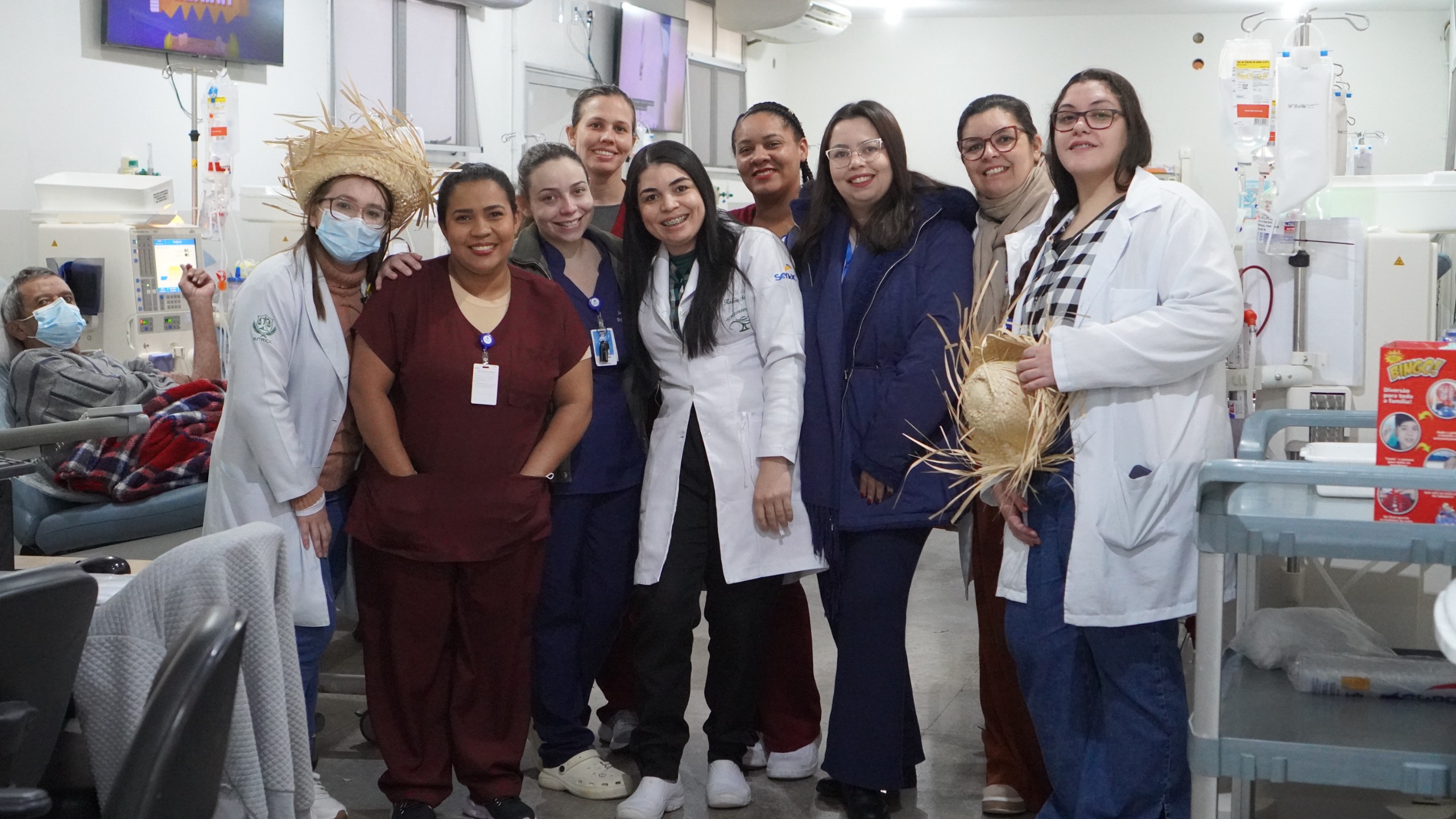 📌A tradicional Festa Junina do Serviço de Nefrologia da Santa Casa de São Carlos levou alegria, acolhimento e momentos de descontração aos pacientes em tratamento de hemodiálise. Com bingo, comidas típicas e música ao vivo, a celebração transformou a rotina hospitalar em um ambiente de festa e emoção.