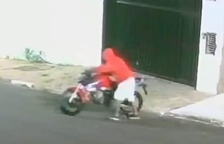 🚨 Motocicleta é furtada em frente a residência no Jardim Mariana, em Ibaté