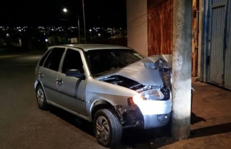 🚨 Motorista perde o controle da direção e bate carro contra poste em Ibaté
