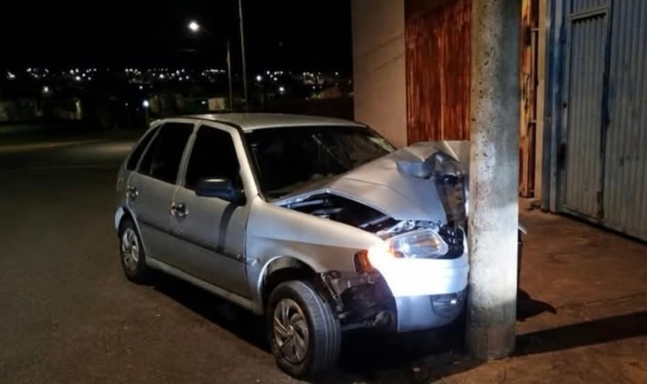🚨 Motorista perde o controle da direção e bate carro contra poste em Ibaté