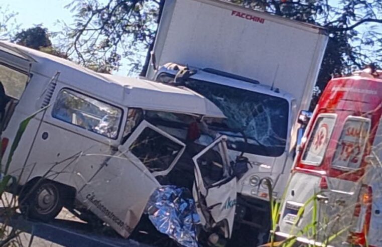 🚨 TRAGÉDIA NA SP-255: TRÊS TRABALHADORES MORREM EM GRAVE ACIDENTE ENTRE CAMINHÃO E KOMBI