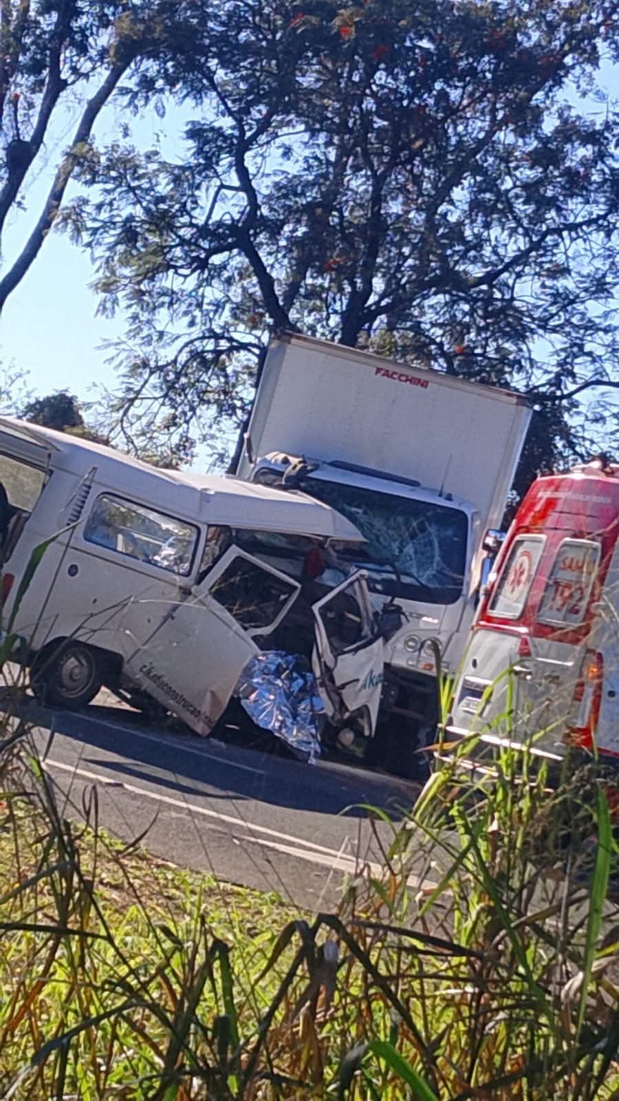 🚨 TRAGÉDIA NA SP-255: TRÊS TRABALHADORES MORREM EM GRAVE ACIDENTE ENTRE CAMINHÃO E KOMBI