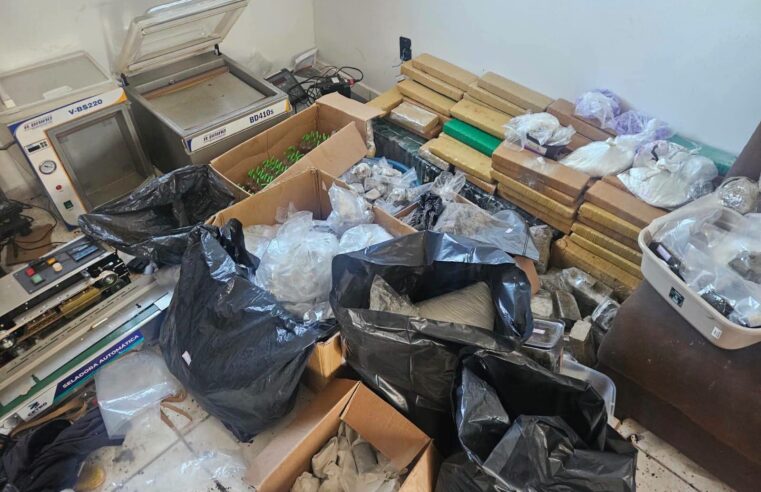 🚨 URGENTE | PM ESTOURA “CASA BOMBA” E PRENDE DUPLA POR TRÁFICO NO RESIDENCIAL ALAMEDAS, EM ARARAQUARA