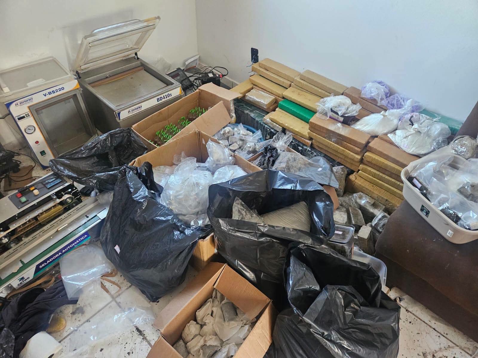 🚨 URGENTE | PM ESTOURA “CASA BOMBA” E PRENDE DUPLA POR TRÁFICO NO RESIDENCIAL ALAMEDAS, EM ARARAQUARA