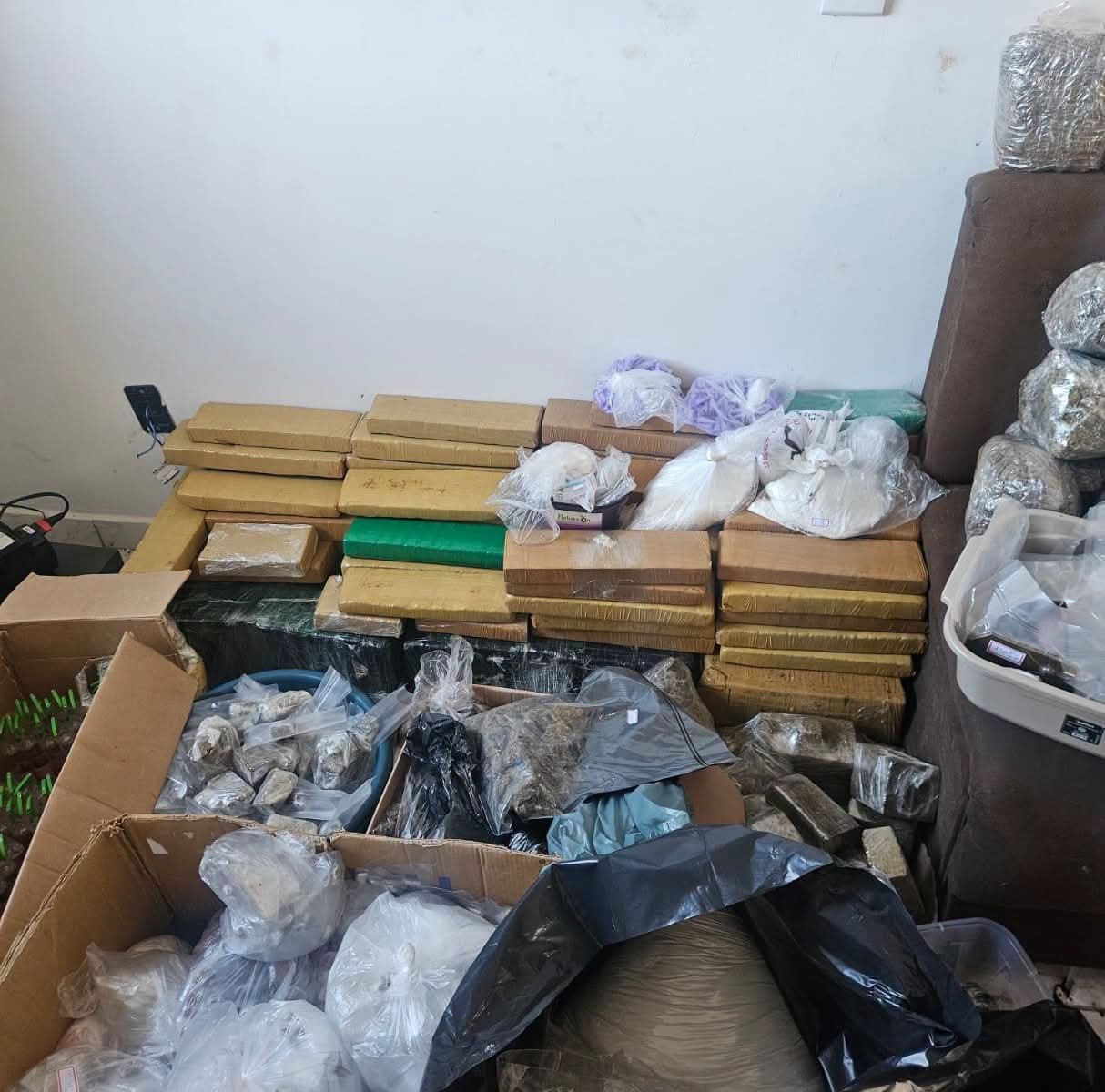 🚨 PM estoura “casa bomba” e apreende cerca de 249 kg de drogas em Araraquara