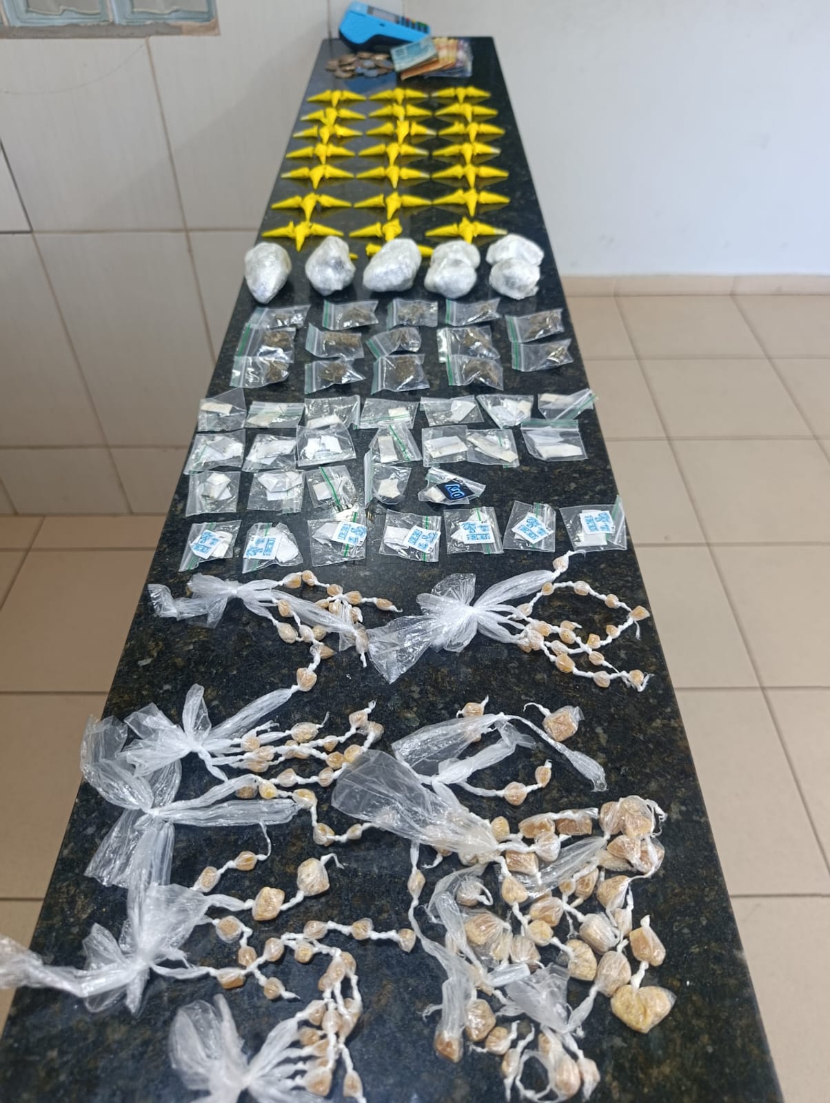 🚨 PM flagra adolescente no tráfico com arsenal de drogas e máquina de cartão no CDHU