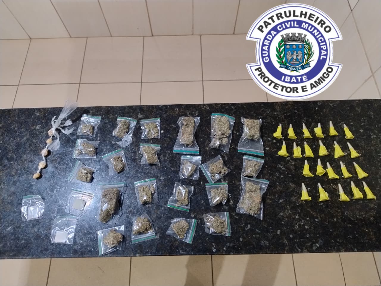 🚨 Drogas são encontradas escondidas em cano durante patrulhamento no Jardim Cruzado