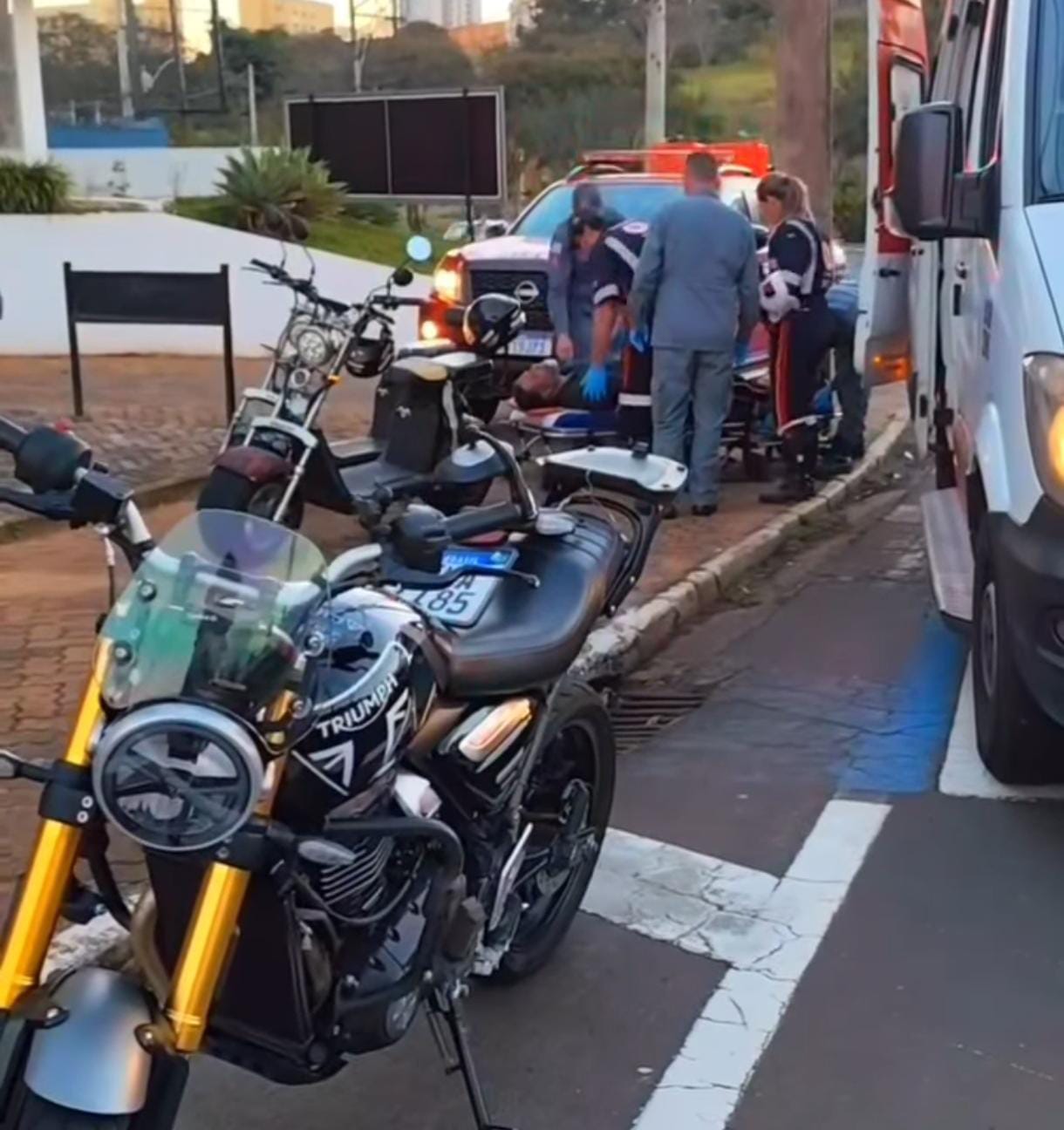 🚨 Colisão entre motocicleta e moto elétrica deixa um ferido próximo ao Shopping em São Carlos