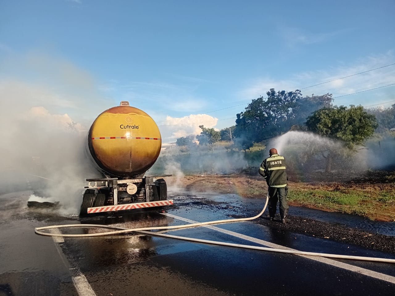 🚨 Defesa Civil de Ibaté controla incêndio em carreta na Washington Luís e evita tragédia