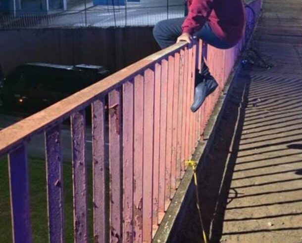 🚨 PM evita tragédia e salva homem que ameaçava pular de viaduto em São Carlos