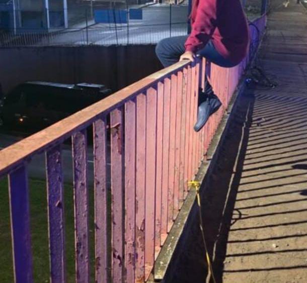 🚨 PM evita tragédia e salva homem que ameaçava pular de viaduto em São Carlos