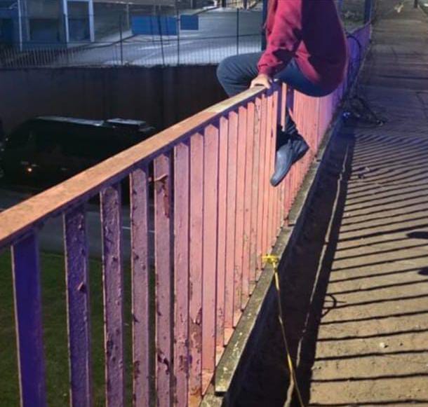 🚨 PM evita tragédia e salva homem que ameaçava pular de viaduto em São Carlos