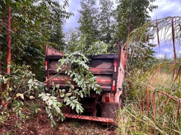 🚨 Caminhão roubado em Leme é encontrado escondido em mata na zona rural de Analândia