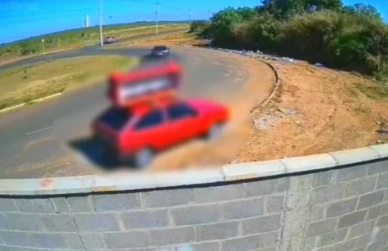 🚨 CÂMERAS FLAGRARAM! MULHER É MULTADA EM R$ 2,1 MIL POR DESCARTE IRREGULAR DE SOFÁ EM SÃO CARLOS