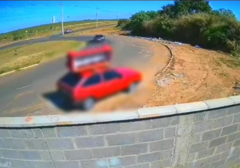 🚨 CÂMERAS FLAGRARAM! MULHER É MULTADA EM R$ 2,1 MIL POR DESCARTE IRREGULAR DE SOFÁ EM SÃO CARLOS