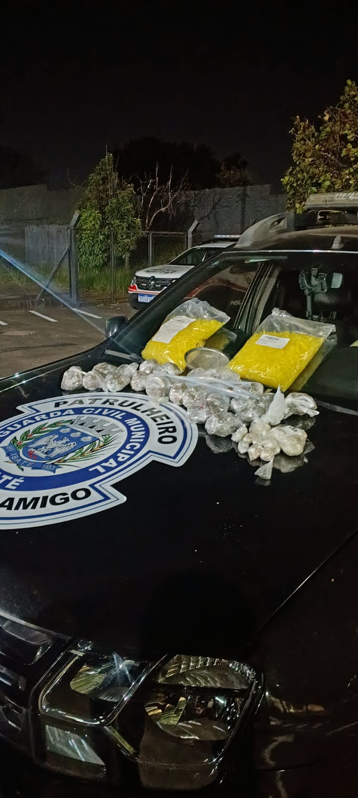 🚨 GCM DE IBATÉ APREENDE GRANDE QUANTIDADE DE DROGAS DURANTE PATRULHAMENTO NO JARDIM PRIMAVERA