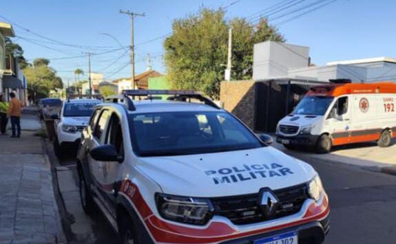🚨 Homem em surto é contido pela Polícia Militar após se ferir com faca em São Carlos