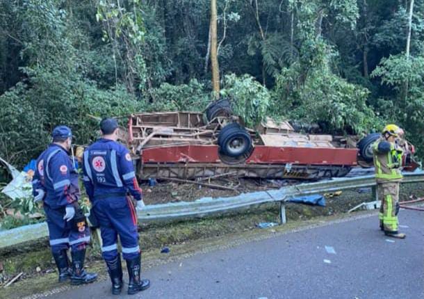 🚨 Ônibus com 45 trabalhadores rurais capota na SP-215 e deixa ao menos dois mortos