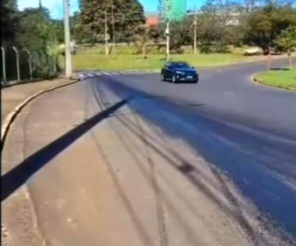 ⚠️ Atenção, motoristas e motociclistas: óleo na pista aumenta risco de acidentes em rotatória da Avenida Bruno Ruggiero Filho