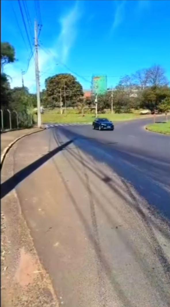 ⚠️ Atenção, motoristas e motociclistas: óleo na pista aumenta risco de acidentes em rotatória da Avenida Bruno Ruggiero Filho