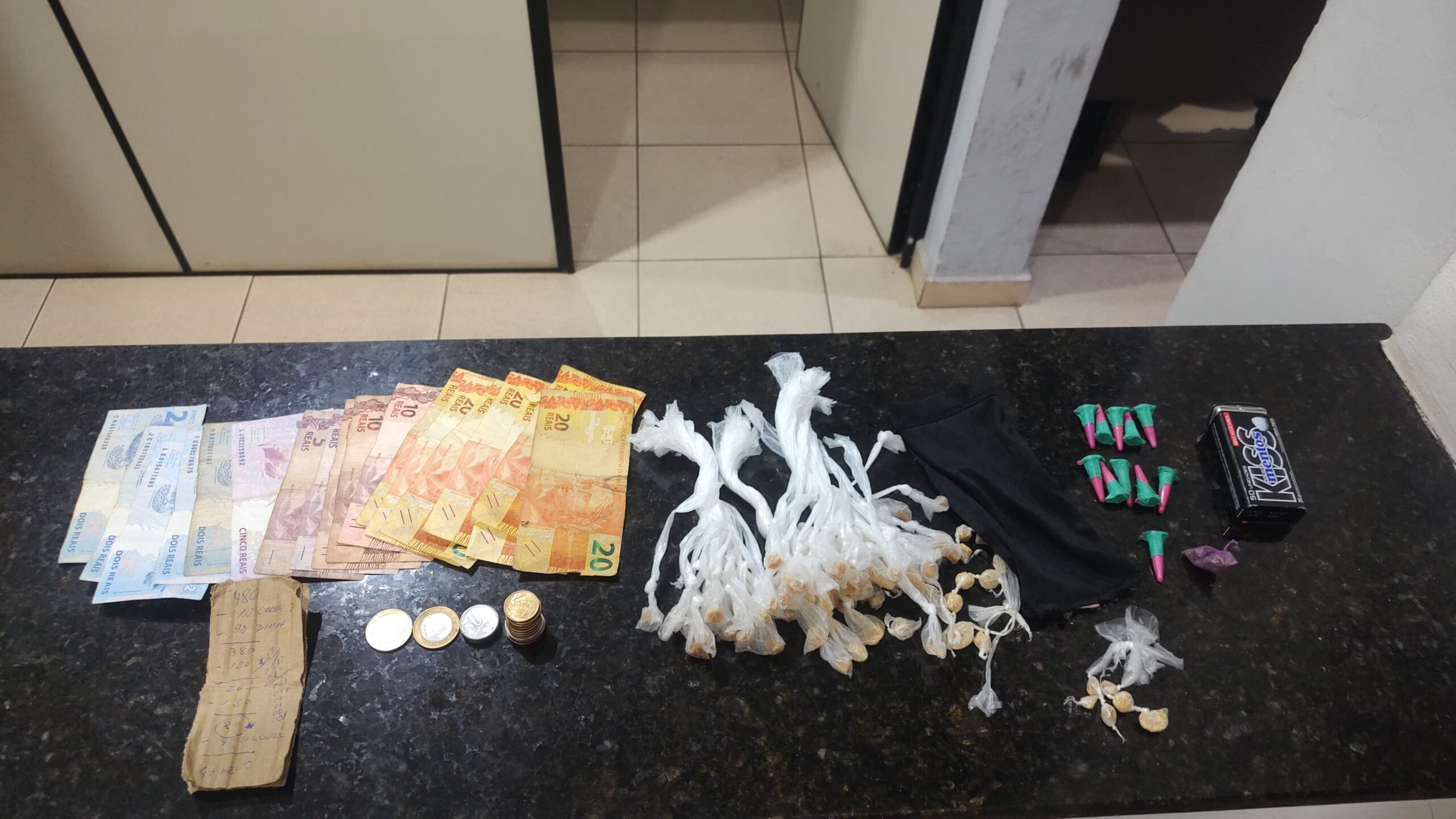 🚨 HOMEM É PRESO COM CRACK, COCAÍNA E DINHEIRO DURANTE AÇÃO DA PM NO JARDIM BEATRIZ