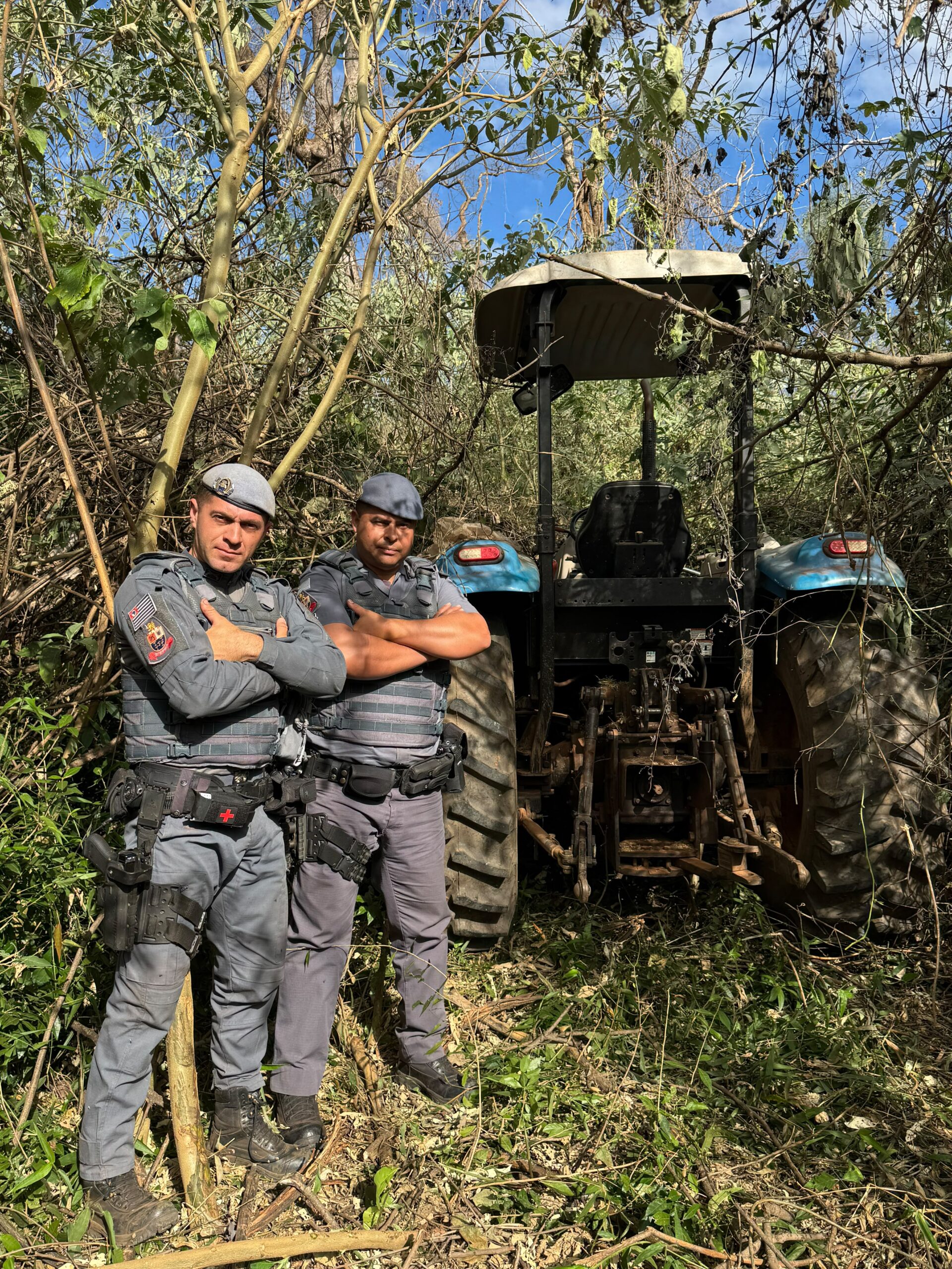 🚨 PM RECUPERA DOIS TRATORES FURTADOS APÓS HORAS DE BUSCAS EM ÁREA RURAL DE SÃO CARLOS