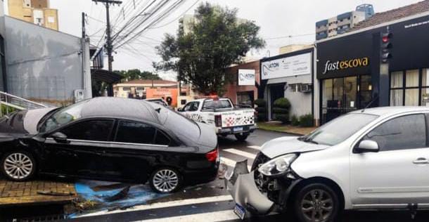 🚨 Colisão entre dois carros no Centro deixa gestante ferida e mobiliza equipes de resgate