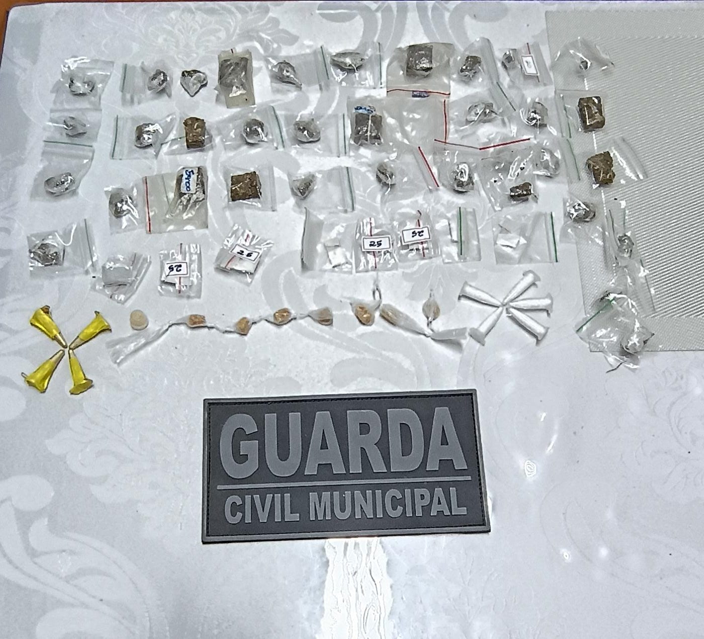 🚨 DENÚNCIA LEVA GUARDA MUNICIPAL A ENCONTRAR ESCONDERIJO DE DROGAS EM TERRENO BALDIO EM IBATÉ