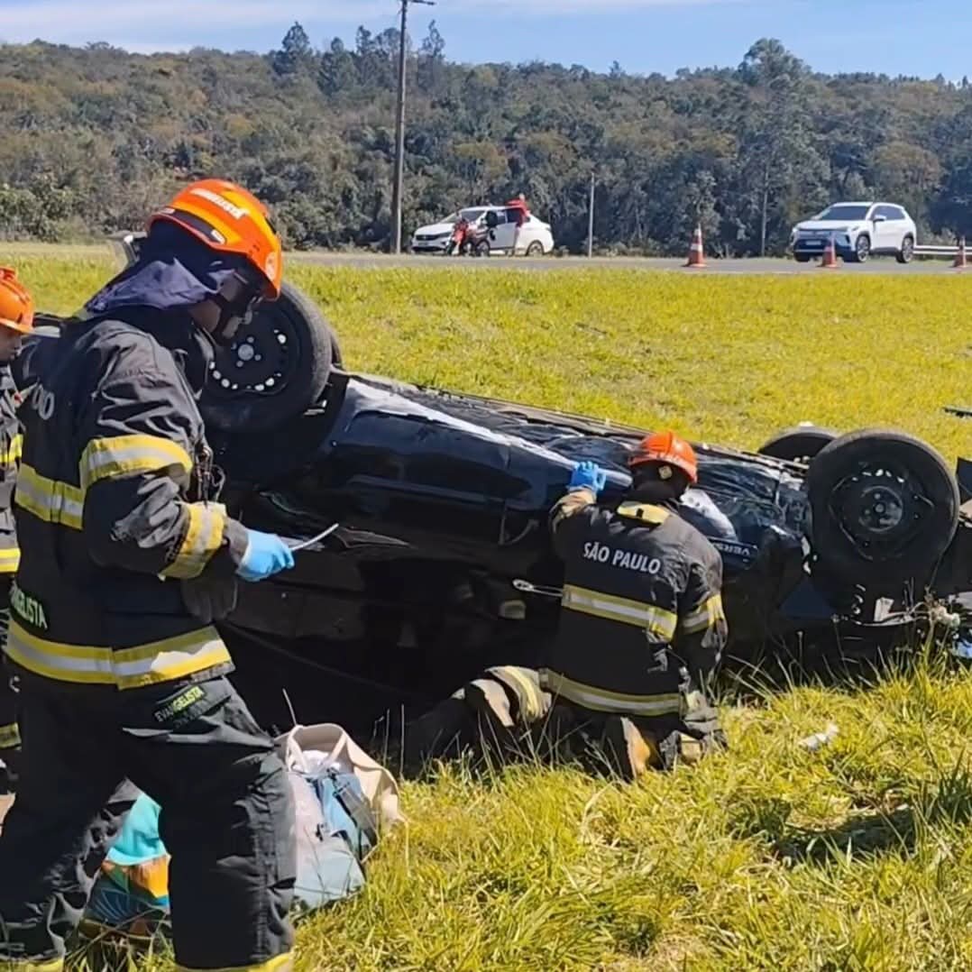 🚨 Guarda Municipal de Guarulhos sofre capotamento na Rodovia Washington Luís, em São Carlos
