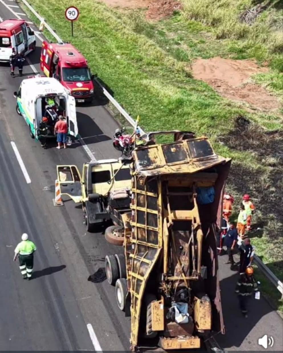 🚨 Caminhão atinge passarela na Washington Luís, derruba carroceria e deixa três feridos em São Carlos