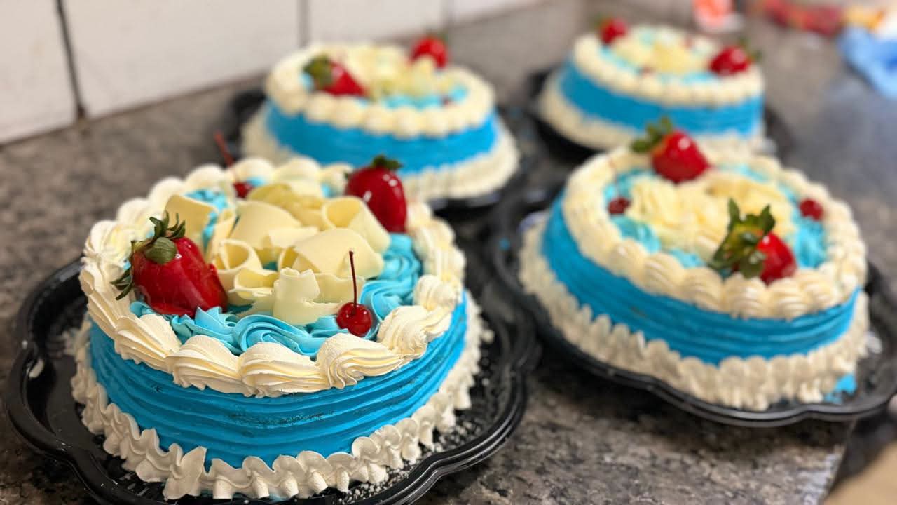 🎂💙 Aquele bolo fresquinho para deixar o Dia dos Pais ainda mais especial!