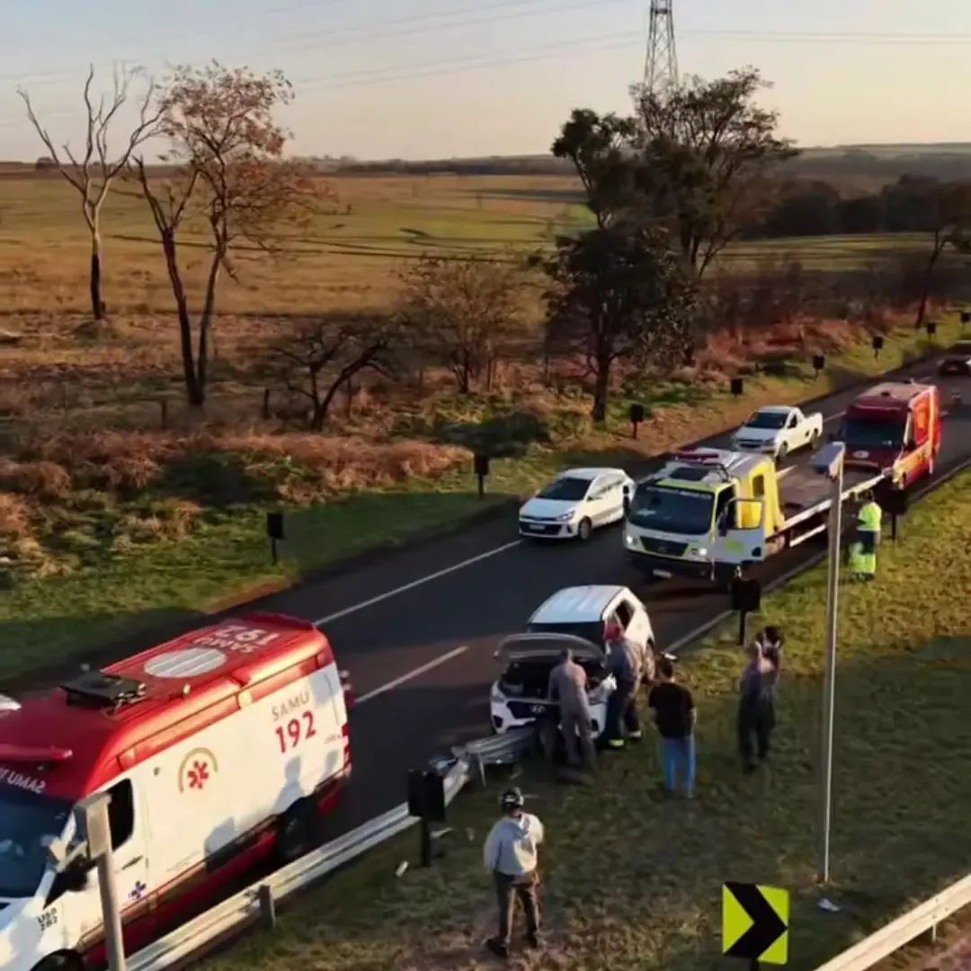 🚨 Motorista sofre mal súbito e Creta colide contra guard-rail na SP-215, em São Carlos