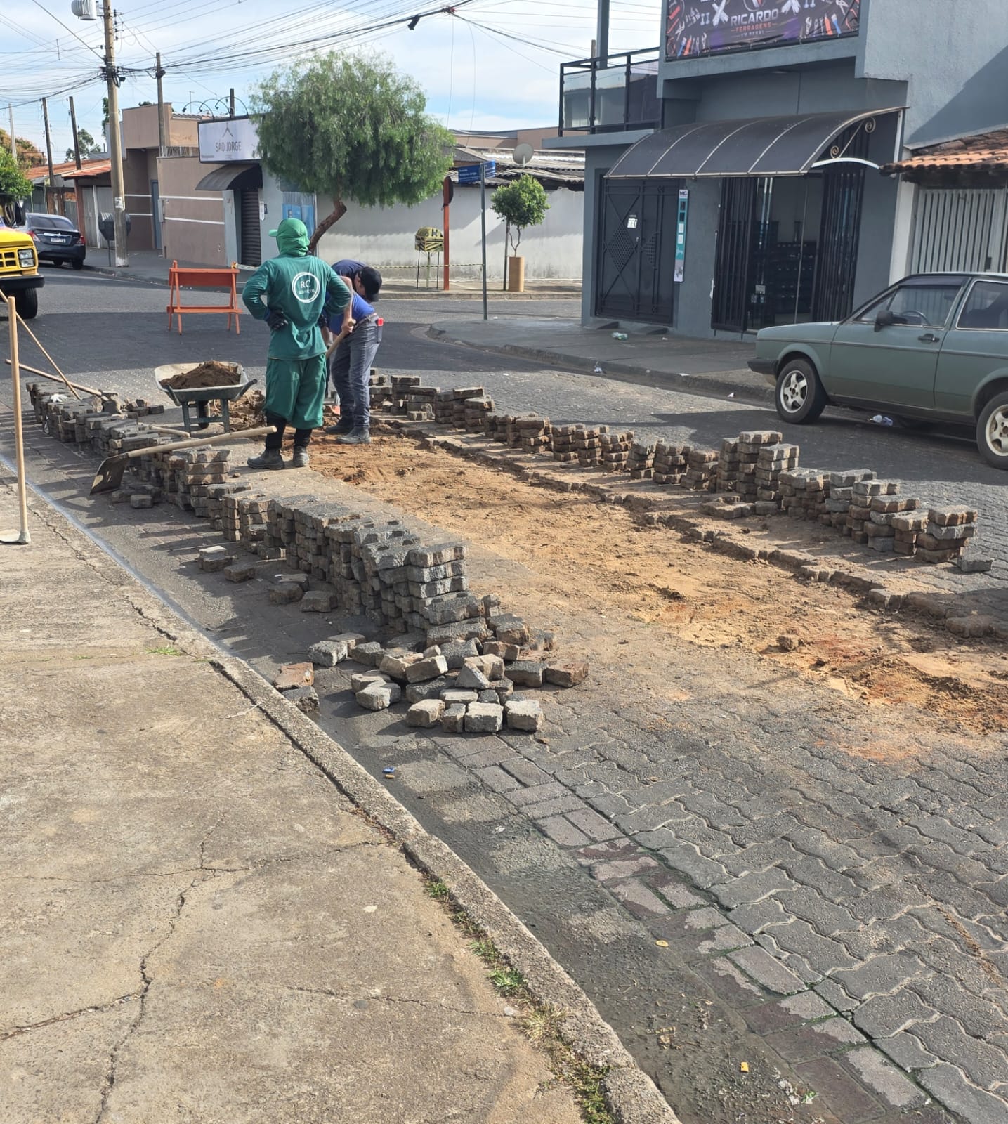 🚨 Prefeitura de Ibaté intensifica recuperação de vias e realiza manutenção na Rua Antônio Jorge, no Jardim Cruzado