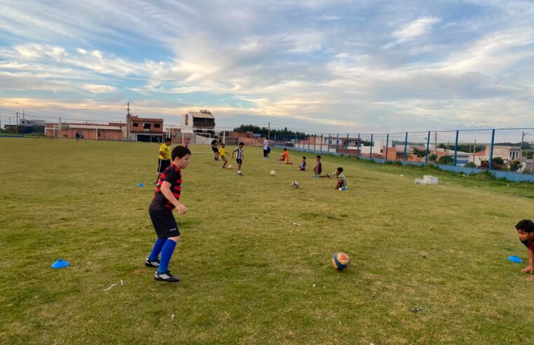 📌 Prefeitura fortalece o esporte de base e transforma vidas com escolinha de futebol gratuita no Jardim Cruzado