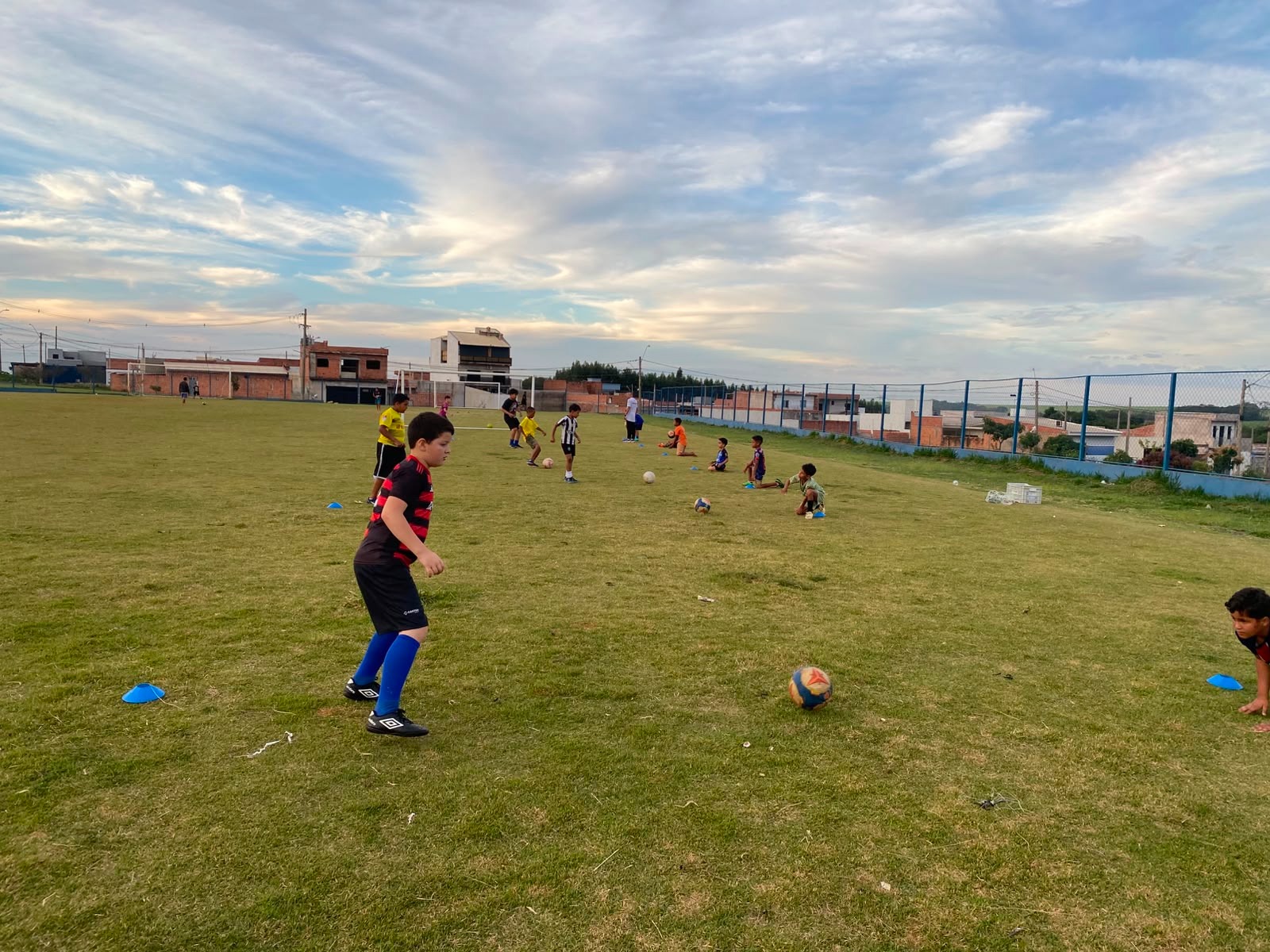 📌 Prefeitura fortalece o esporte de base e transforma vidas com escolinha de futebol gratuita no Jardim Cruzado