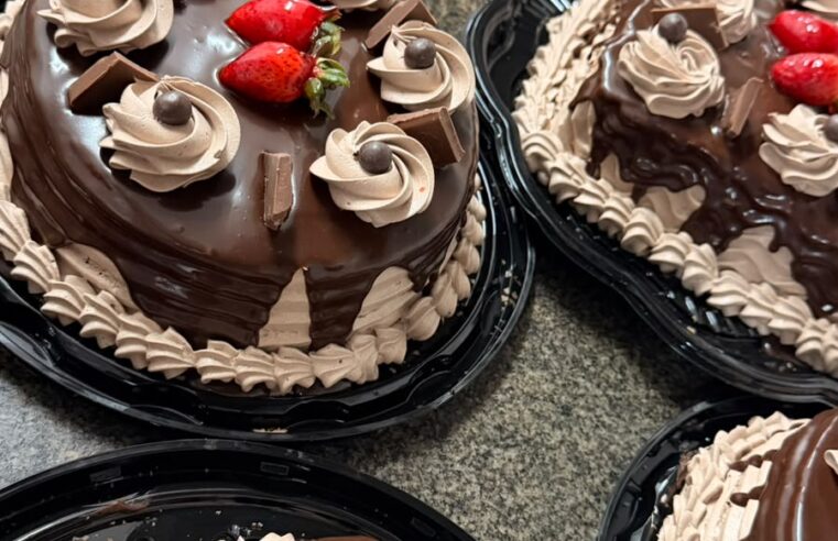 🍫✨ Acabou de ficar pronto o irresistível Bolo de Alpino dos Supermercados Ruscito! 😍