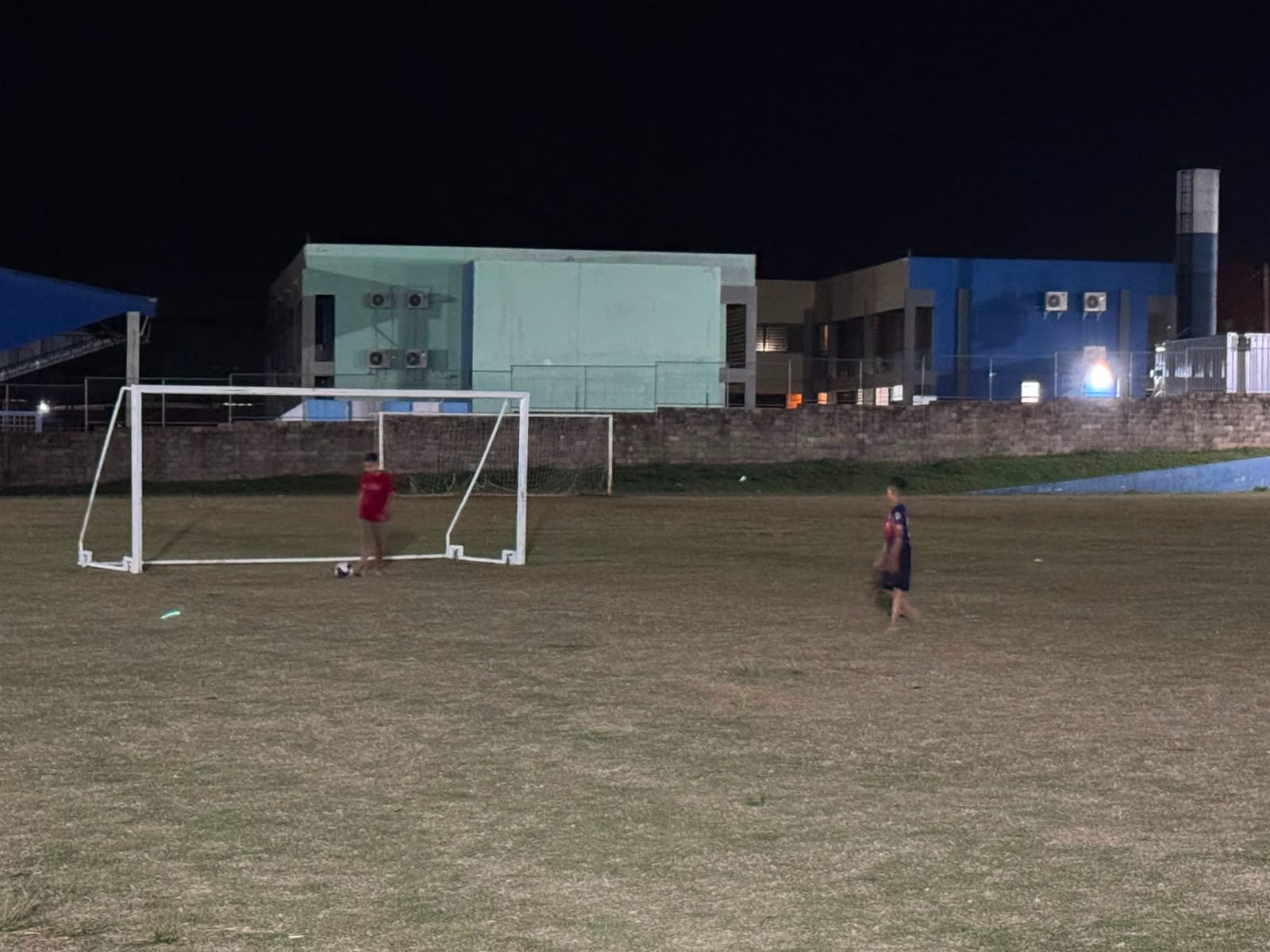 📌 Campo Municipal do Jardim Cruzado ganha nova iluminação e passa a oferecer atividades também no período noturno