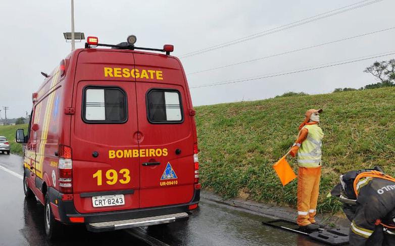 🚨 Veículo é destruído por incêndio na Rodovia Washington Luís em São Carlos