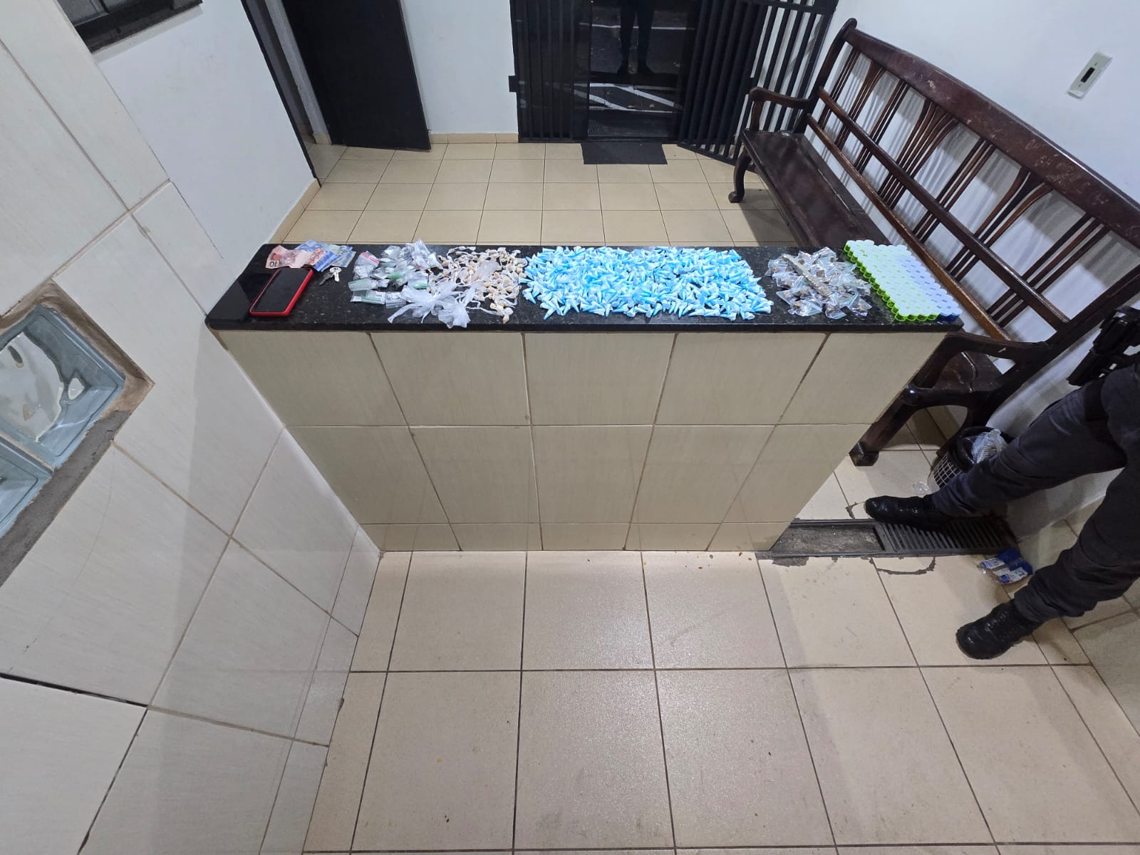 🚨 Polícia Militar apreende drogas e prende suspeito durante Operação Impacto em São Carlos