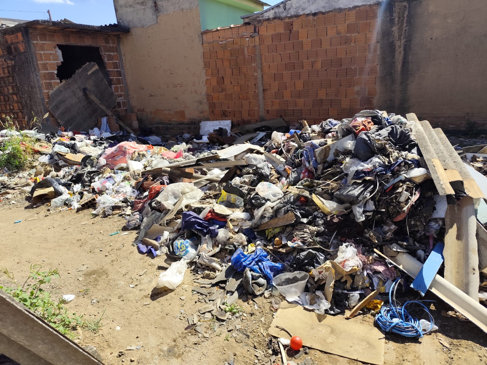 🚨 Do abandono à transformação: Prefeitura limpa imóvel e reforça segurança no Jardim Cruzado