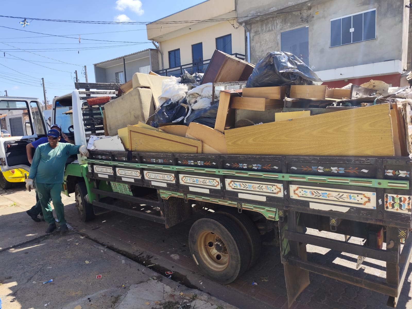 🚨 Prefeitura de Ibaté realiza limpeza de imóvel e reforça alerta sobre descarte irregular